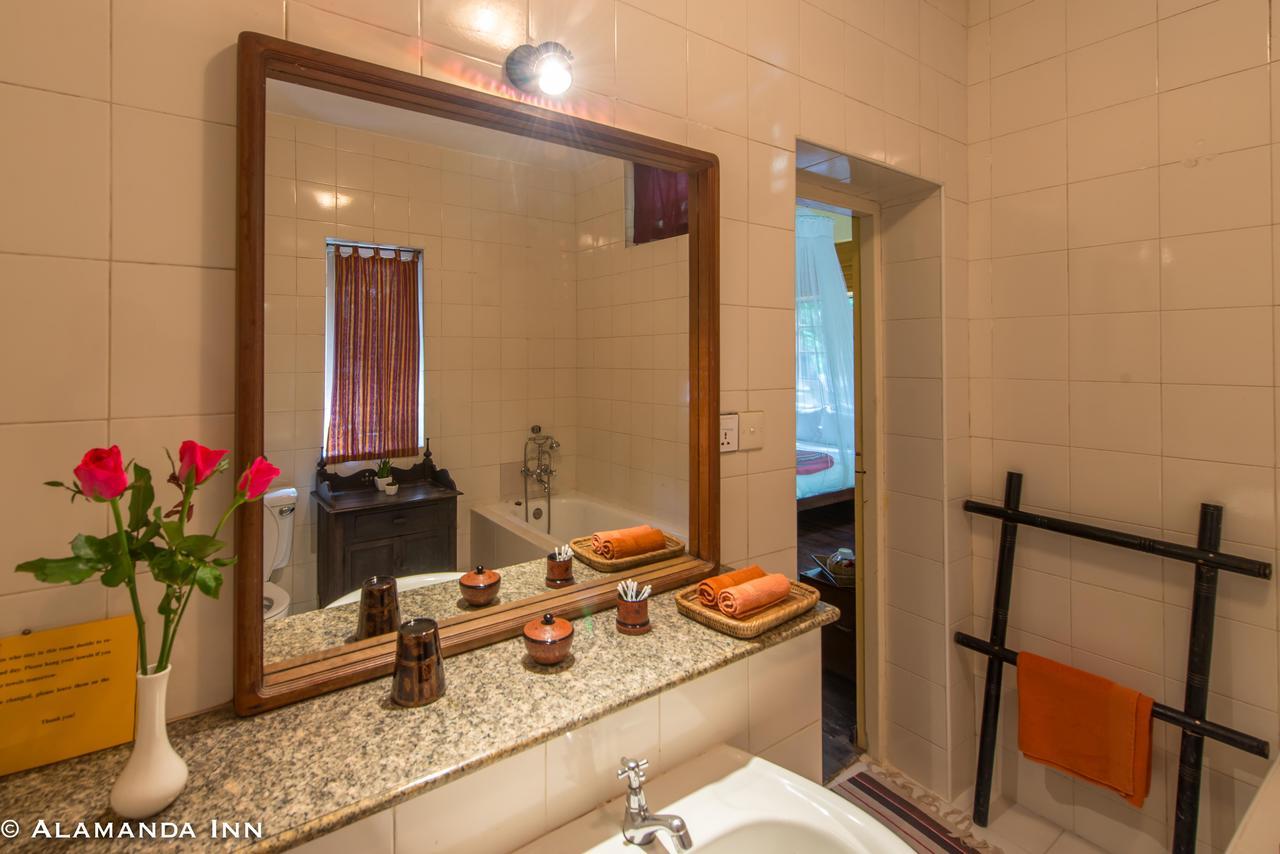 Alamanda Inn, Boutique Hotel And French Restaurant Янгон Екстер'єр фото